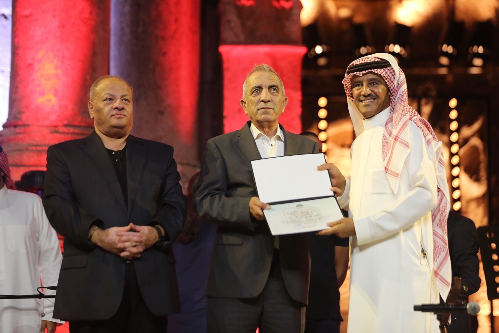 المطرب السعودي خالد عبد الرحمن يضيء المسرح الجنوبي بإبداعاته في"جرش39" 