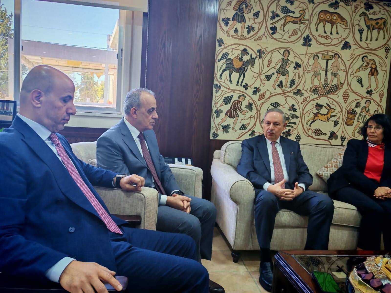 لجنة السياحة والتراث في الأعيان تزور وزير السياحة والآثار لتهنئته