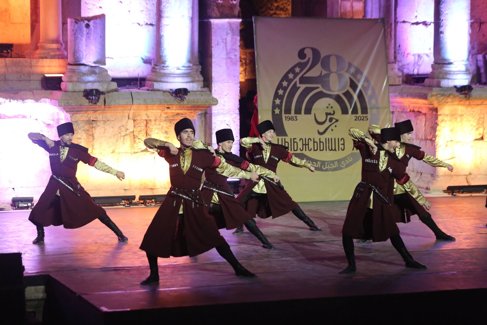 فرقة " نادي الجيل " تقدم فلكلور وتراث الشركس على المسرح الجنوبي