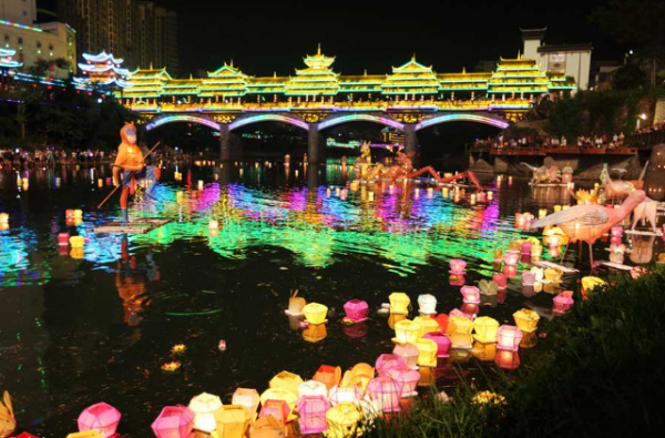 تقديم الطعام للأرواح .. تعرّف إلى مهرجان الأشباح الجائعة